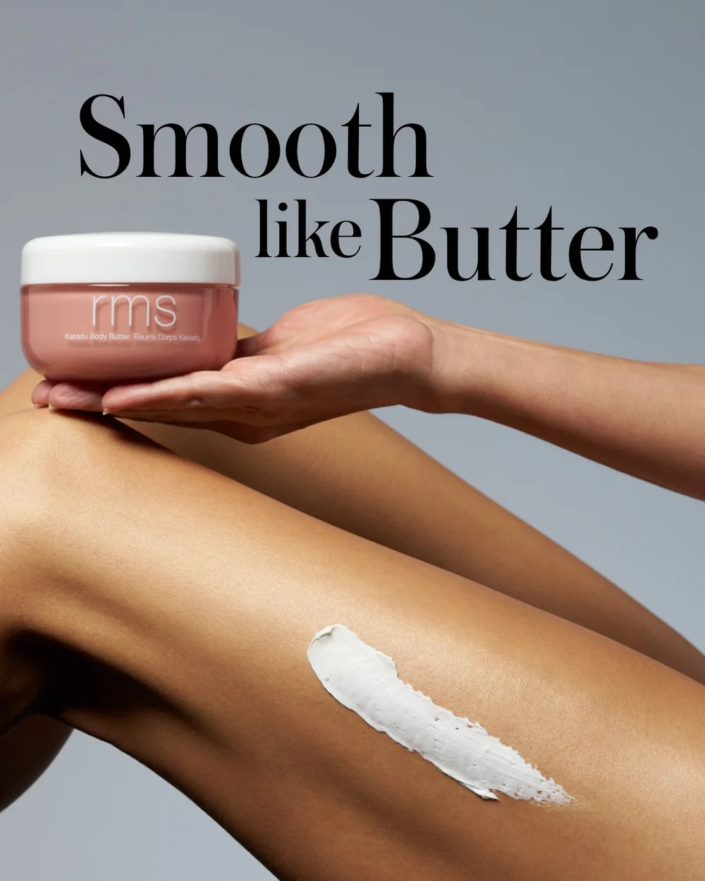 Kakadu Body Butter von RMS Beauty - Smooth like Butter, Produkt auf Oberschenkel geswatched, in Hand gehalten