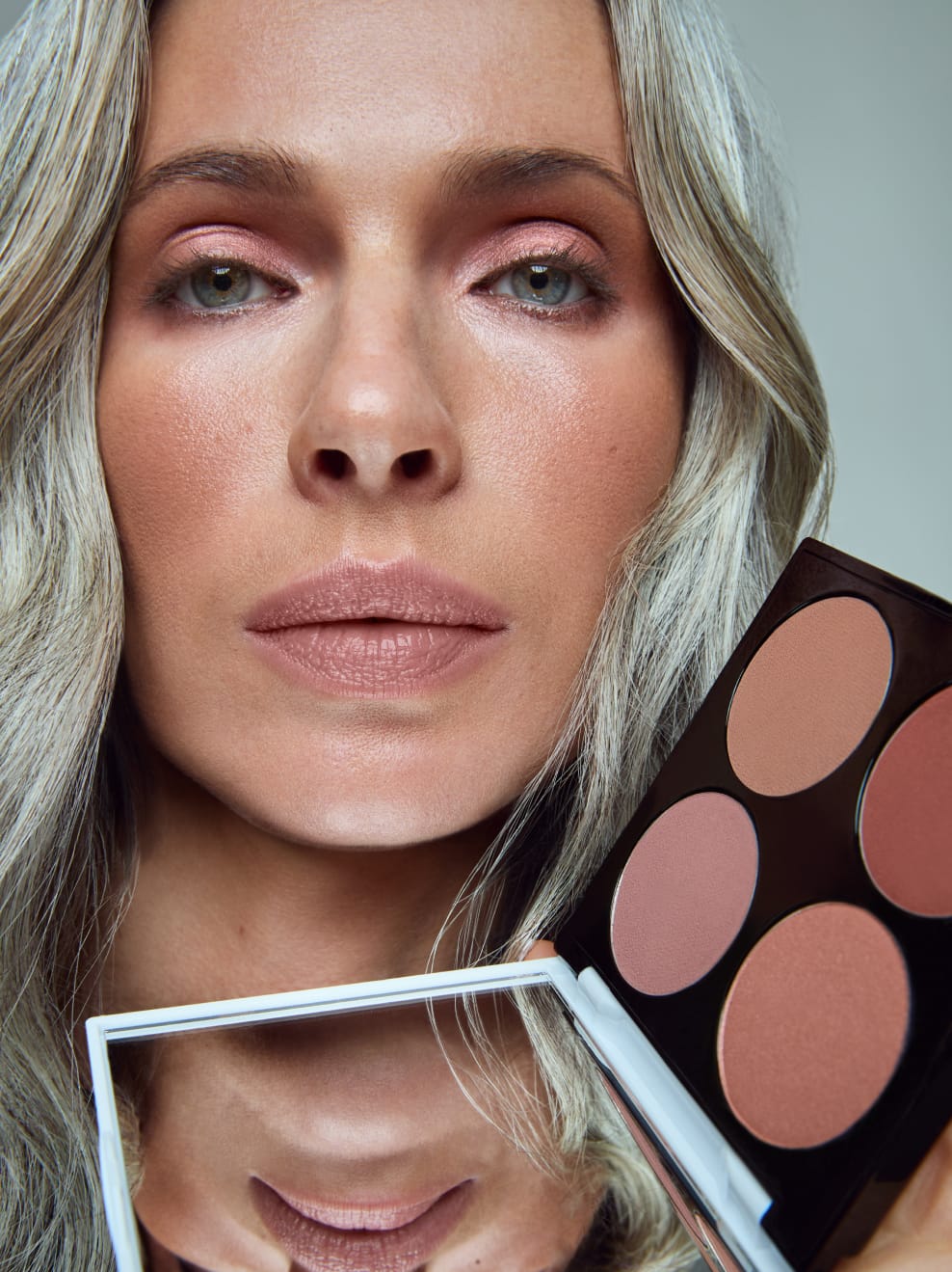 Model mit natürlichem French Chic Make-up Look mit Und Gretel Face Palette The Dancer