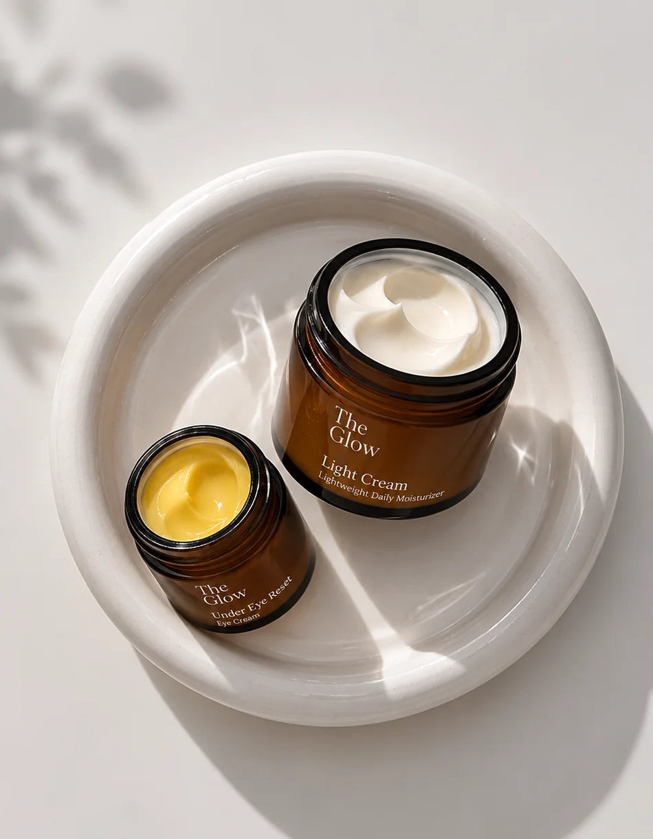 Under Eye Reset von The Glow - Produkt neben Light Cream auf Tablet, beide geöffnet