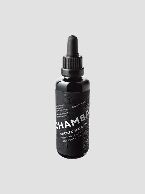 Abhati Suisse Chambal Sacred Hair Oil mit Hintergrund – Schweizer Haarpflege 50 ml