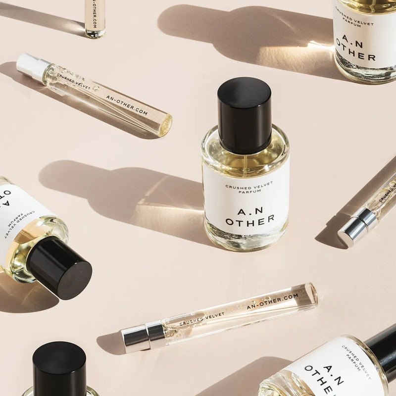 A.N. Other Crushed Velvet Parfum Still Life – Nischenparfum Produktfoto