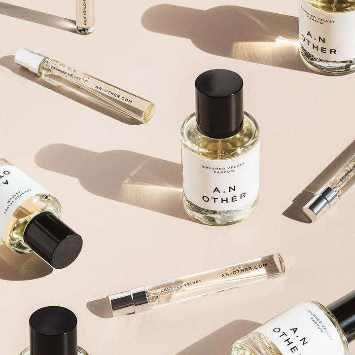 A.N. Other Crushed Velvet Parfum Still Life – Nischenparfum Produktfoto