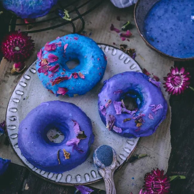 Blaue Donuts mit Butterfly Pea Flower - pflanzliche Lebensmittelfarbe