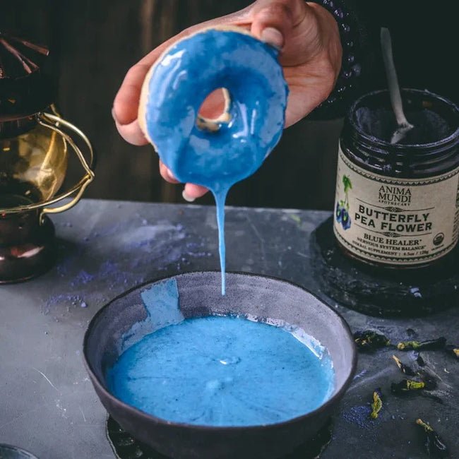Butterfly Pea Flower auf Donut - natürlicher blauer Farbstoff