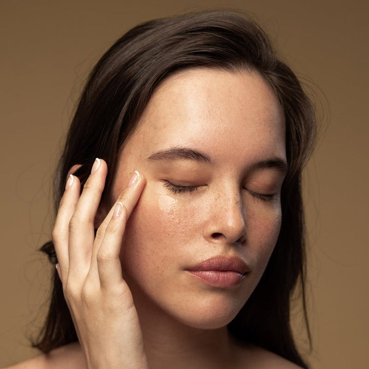 Anoint H2O De-Puffing Eye Gel unter den Augen - Anwendung gegen Schwellungen