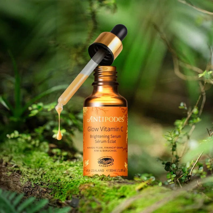 Glow Vitamin C Brightening Serum in der Natur - natürliches Vitamin-C-Serum