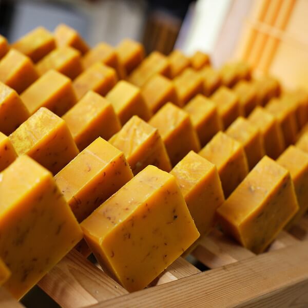 Binu Calendula Soap Produktfoto - handgemachte Naturseife mit Ringelblume