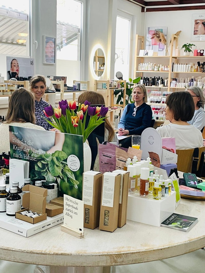 Visagistin Lena Engel zeigt Make-up Techniken im Workshop bei Blanda Beauty