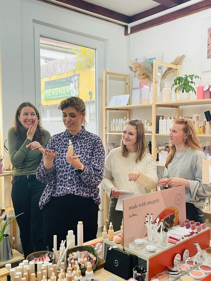 Make-up Workshop Gruppe lernt professionelle Schminktechniken in Reutlingen