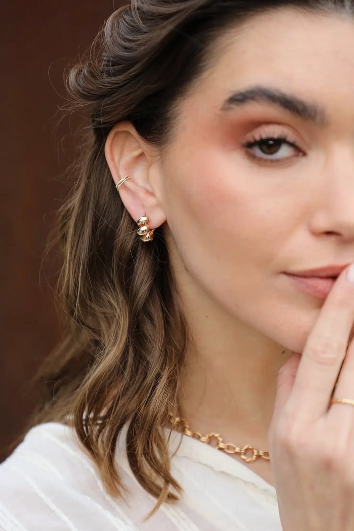 Isel Earrings von Waekura - getragen, Model im Portrait 