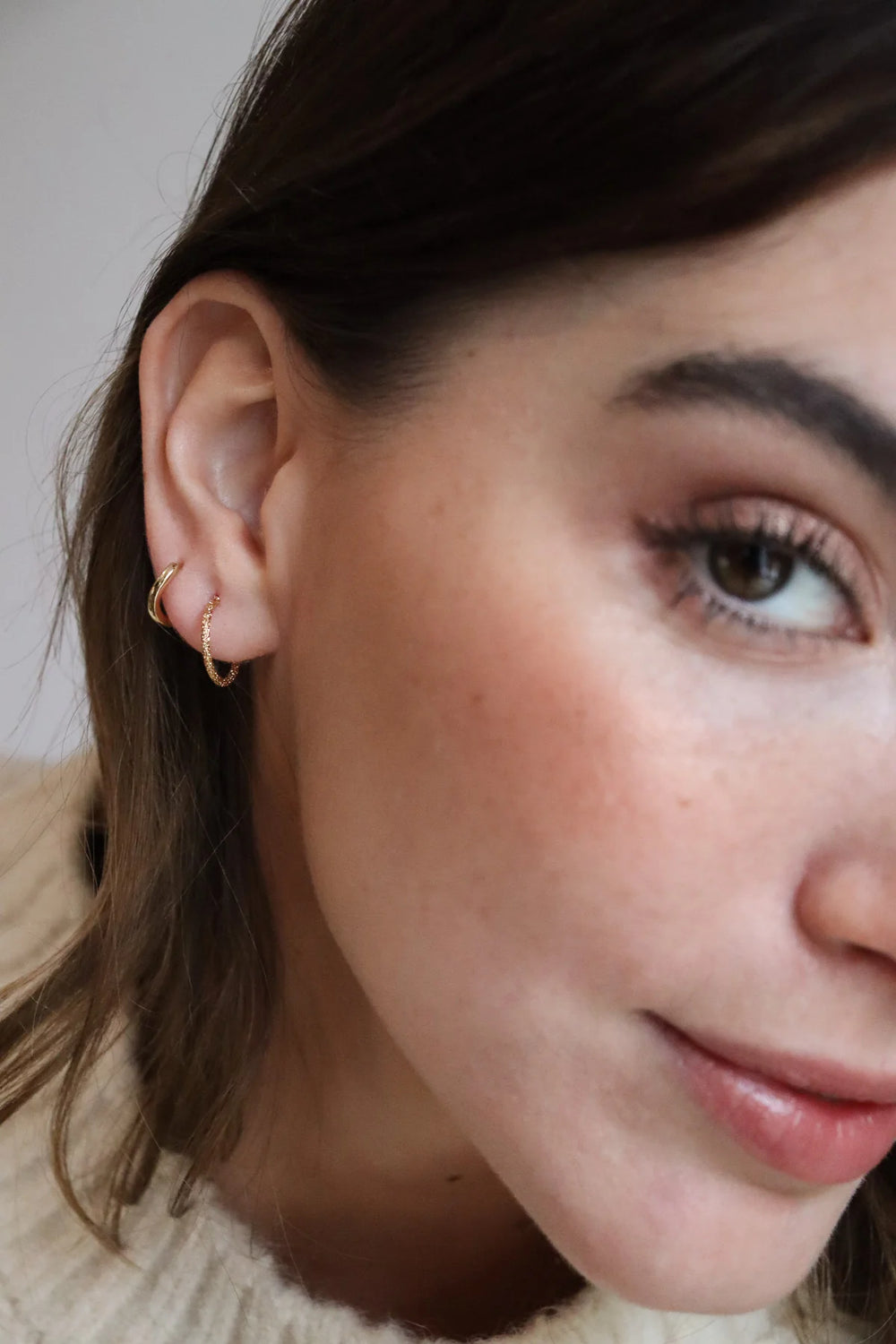 Waekura Maeva Earrings Gold von Model getragen
