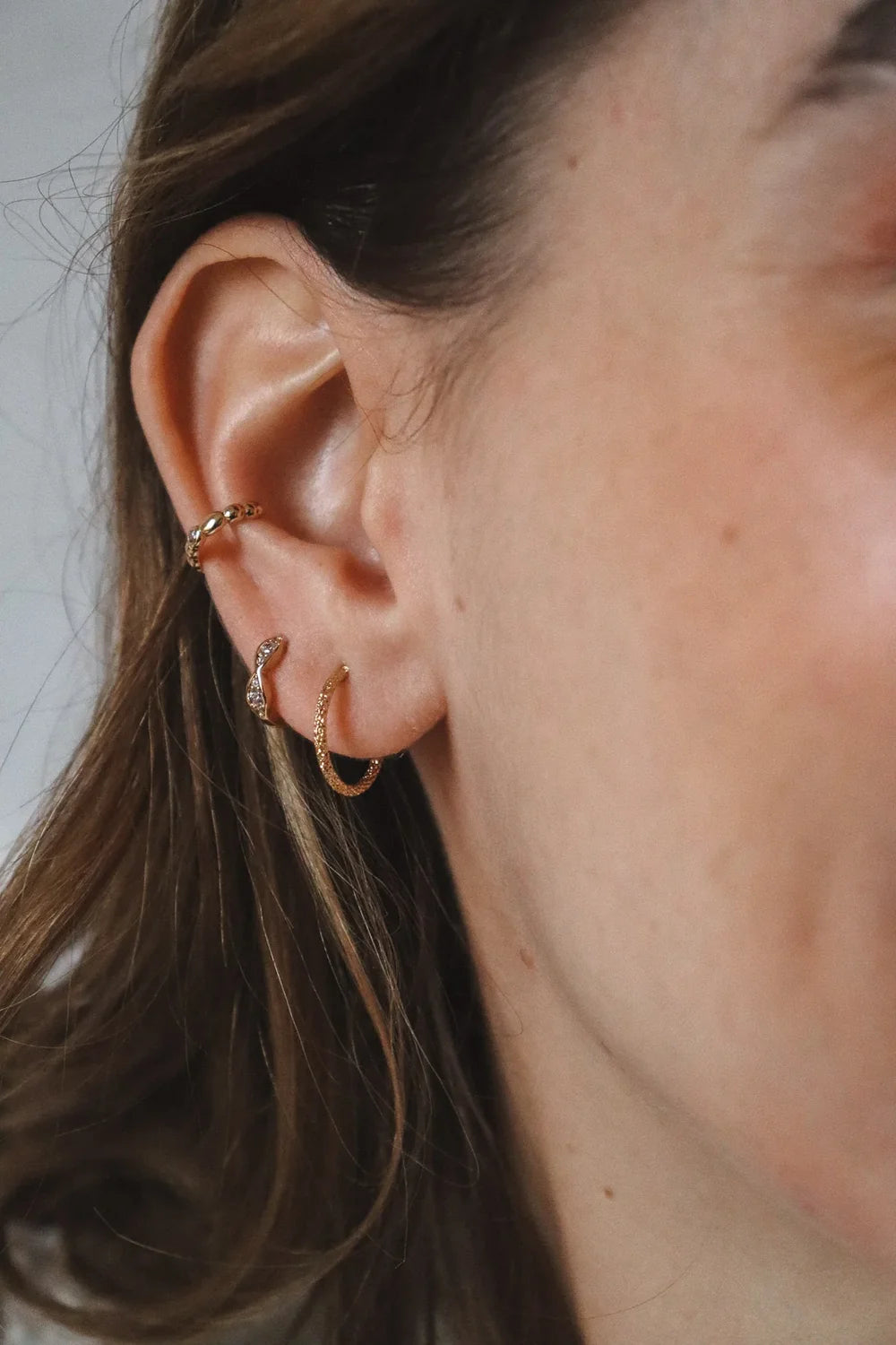 Waekura Maeva Earrings Gold im Ohr getragen