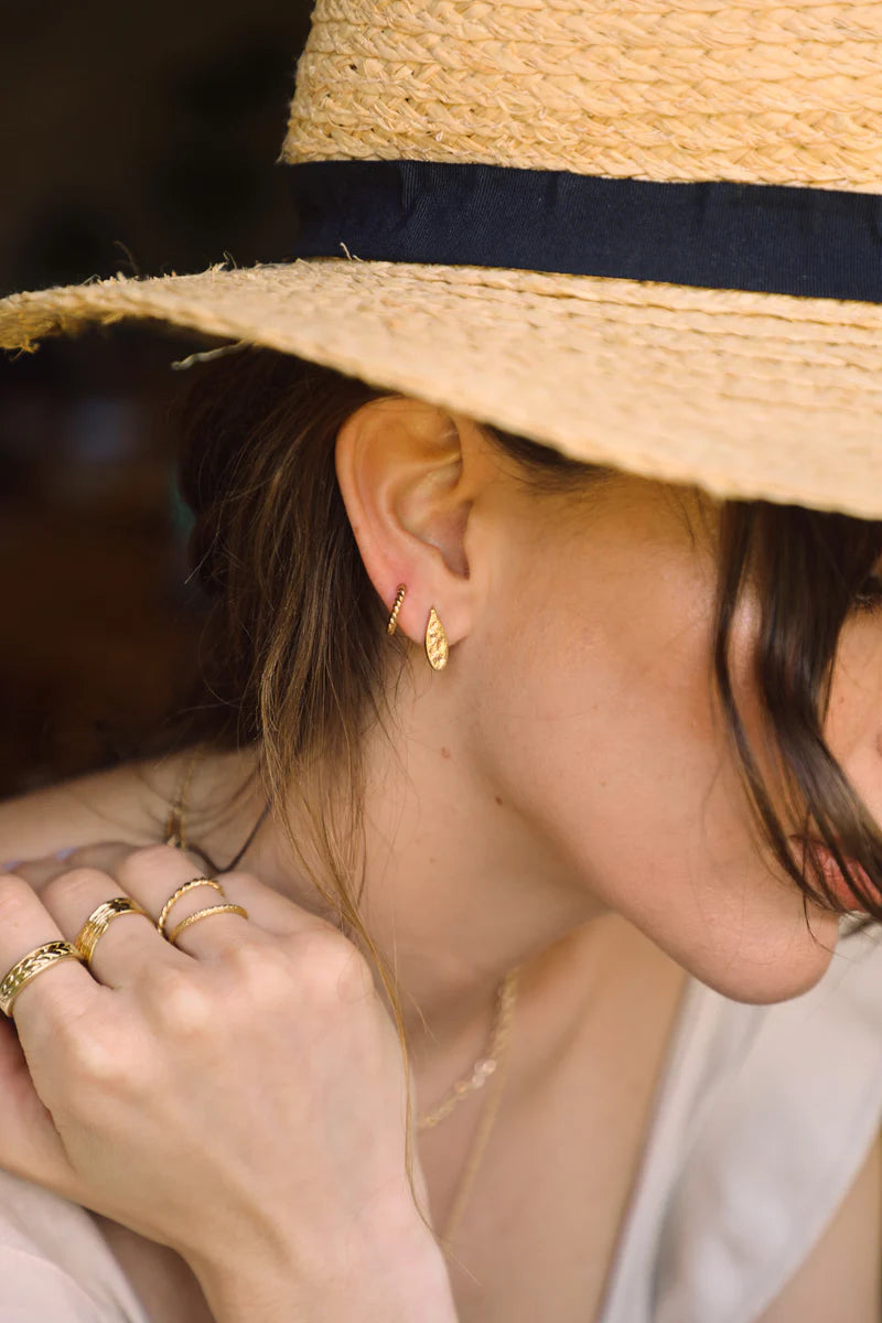 Olivea Studs von Waekura - getragen mit weiterem Schmuckstück