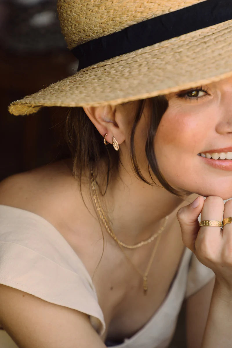 Olivea Studs von Waekura - getragen, Model trägt Hut und weitere Schmuckstücke