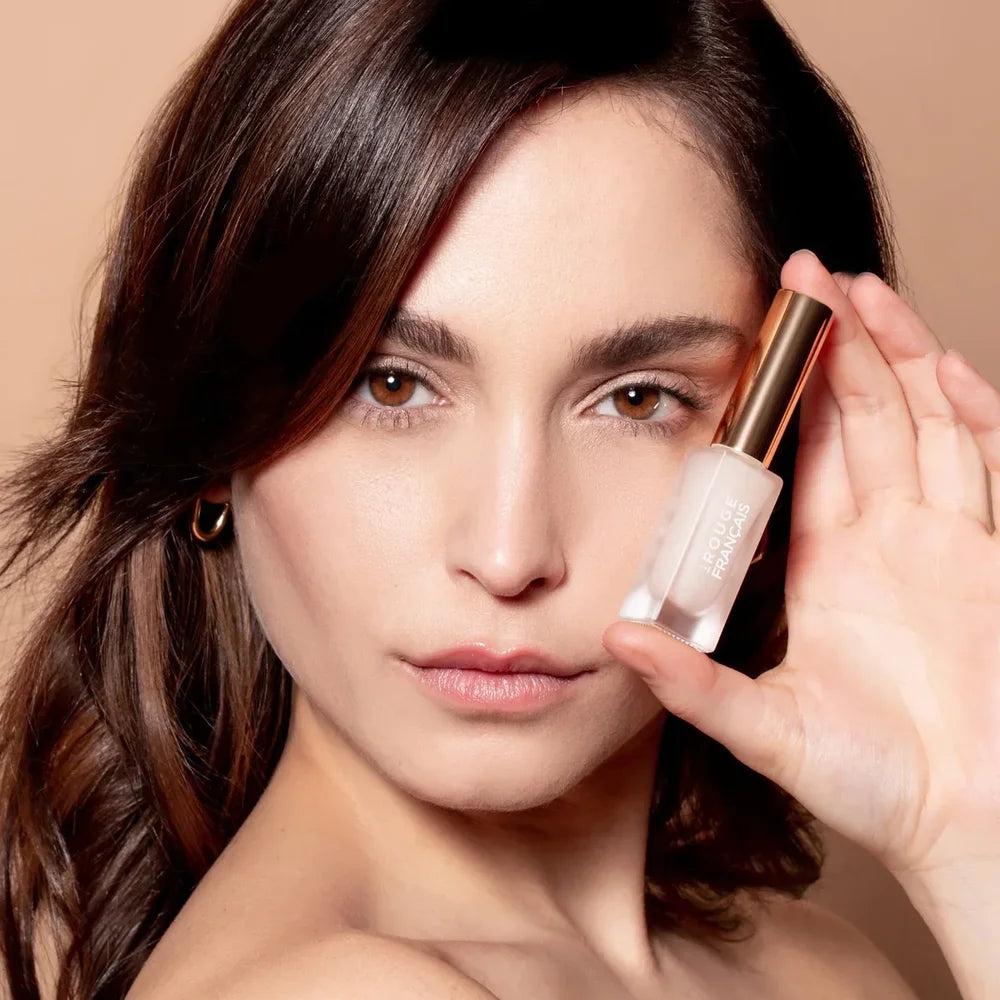 Model mit natürlich definierten Wimpern und ausdrucksstarkem Augen-Make-up von Le Rouge Français