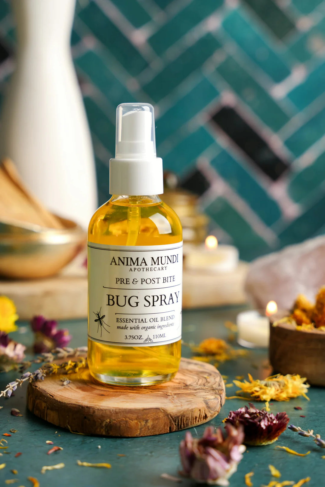 Bug Spray von Anima Mundi Herbals - mit Inhaltsstoffen ästhetisch plaziert