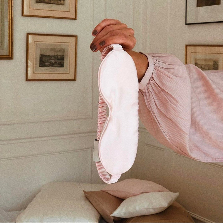 Silk Eye Mask Blush Pink Nahaufnahme - hypoallergene Schlafmaske aus Maulbeerseide