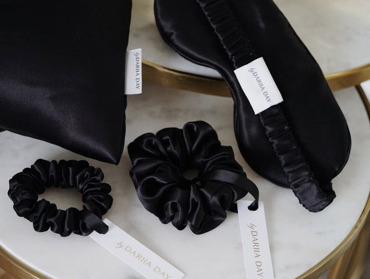 Dariia Day Silk Collection Midnight Black - Seidenschlafmaske, Kissenbezug und Accessoires im Set