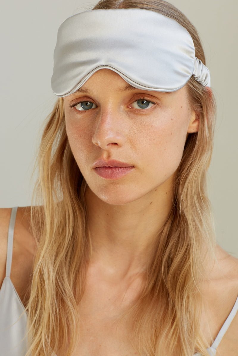 Silk Eye Mask Silver Grey getragen - komfortable Schlafmaske aus 100% Seide