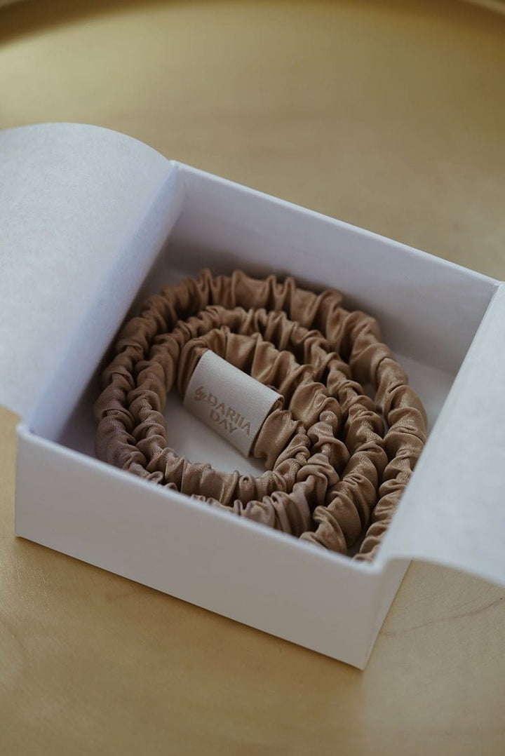 Silk Headband French Beige Verpackung - hochwertiges Seidenhaarband in Geschenkbox