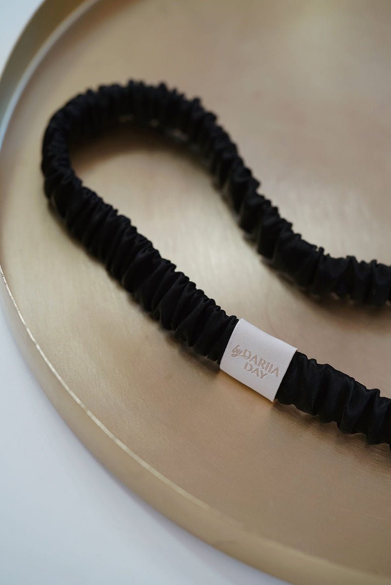 Silk Headband Midnight Black Lifestyle - stilvolles Seidenhaarband für jeden Tag