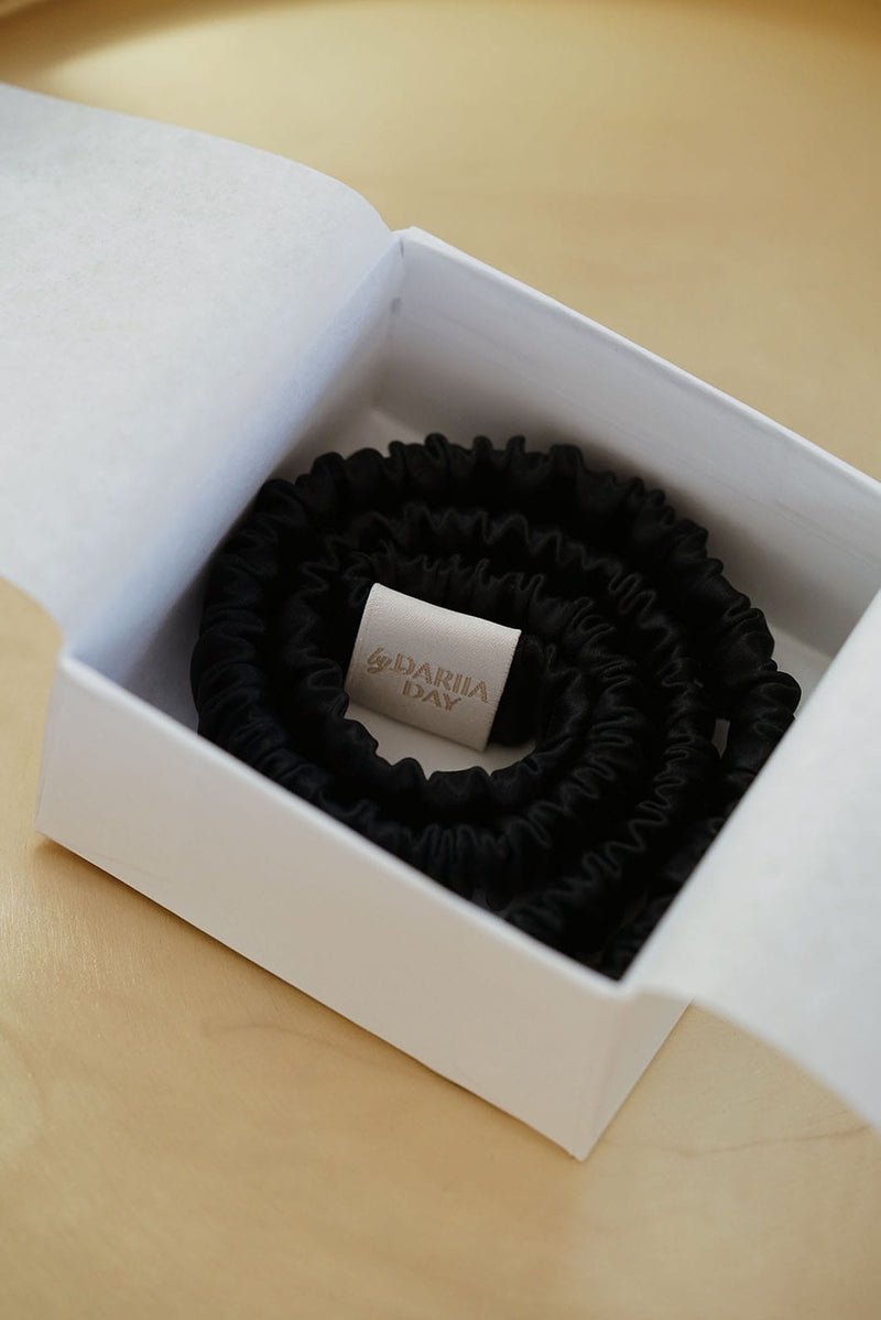 Silk Headband Midnight Black Verpackung - elegantes Seidenhaarband in Geschenkbox