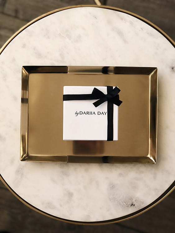 Silk Headband Silver Grey Geschenkbox - luxuriöse Verpackung von Dariia Day