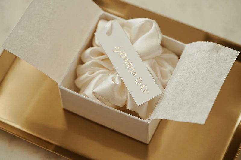 Silk Scrunchie Blush Pink Verpackung - hochwertiges Seidenhaarband in Geschenkbox