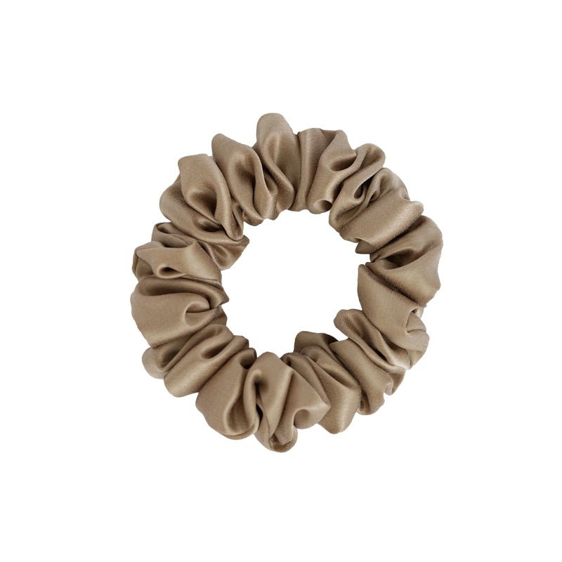 By Dariia Day Silk Scrunchie French Beige Small - Seidenhaarband aus Maulbeerseide