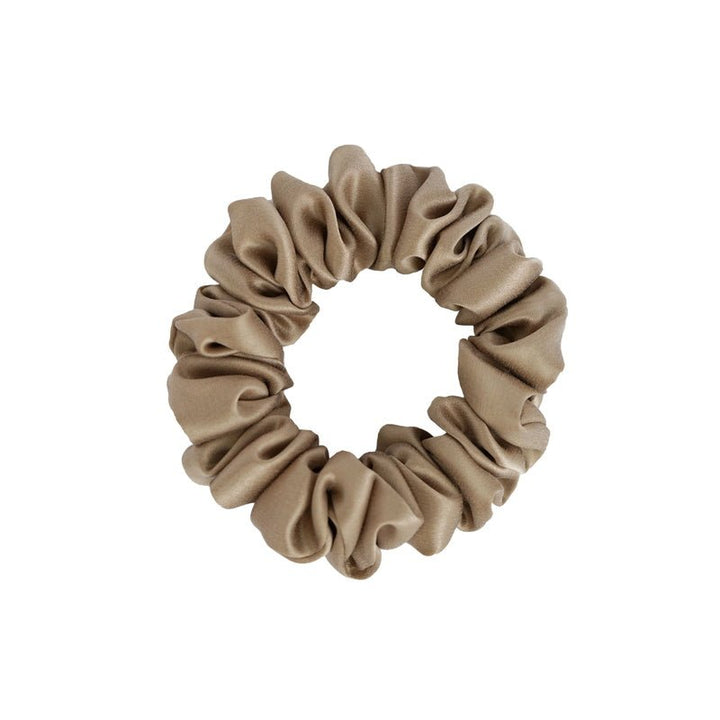 By Dariia Day Silk Scrunchie French Beige Small - Seidenhaarband aus Maulbeerseide