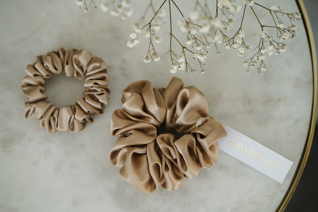 Silk Scrunchie French Beige im Haar - sanftes Haargummi aus 100% Seide