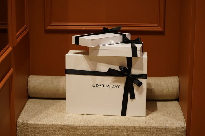 Silk Scrunchie Geschenkboxen von Dariia Day - luxuriöse Verpackung für Seidenaccessoires