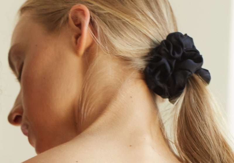 Silk Scrunchie Midnight Black Tragebeispiel - luxuriöses Seidenhaarband