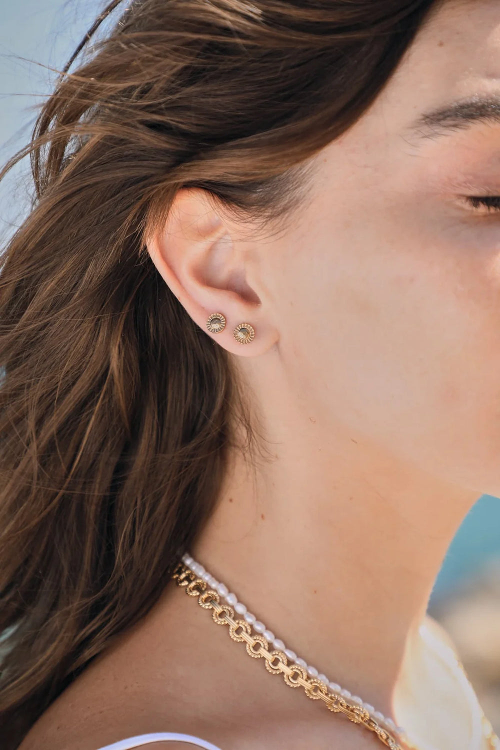 Alizee Studs von Waekura - getragen