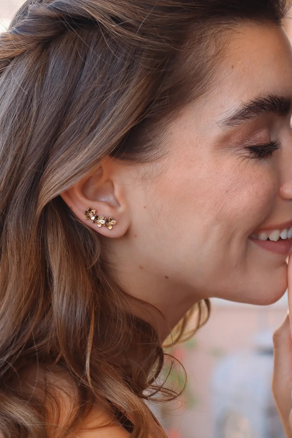Waekura Siena Earrings / Contours von Model stilvoll getragen