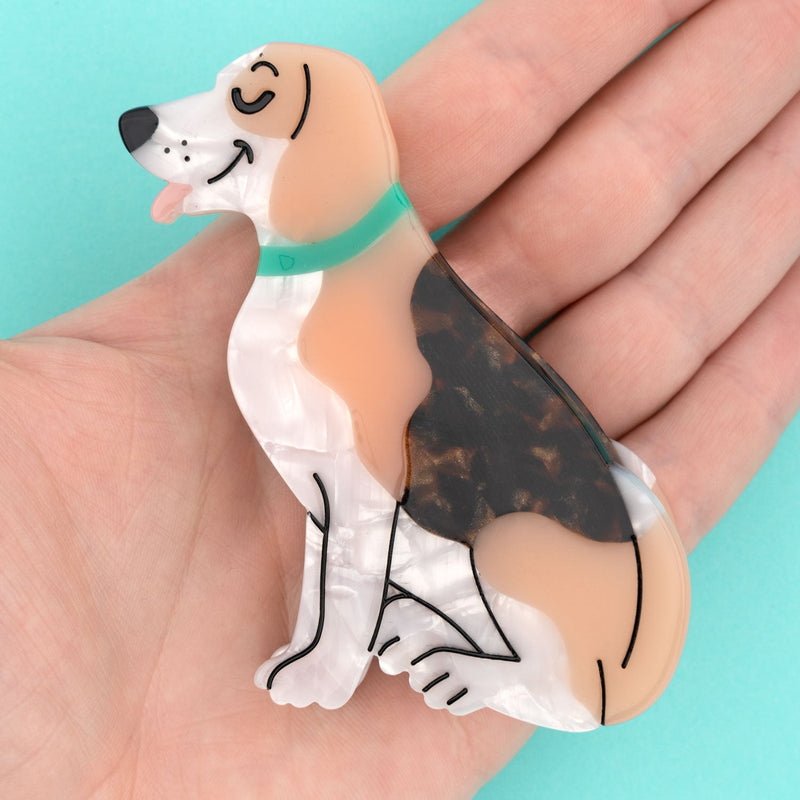 Beagle Hair Claw in Hand