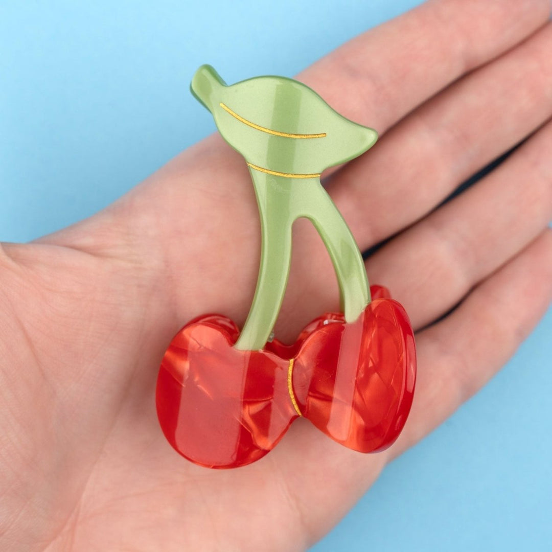 Coucou Suzette Cherry Hair Claw - Handmodel Bild