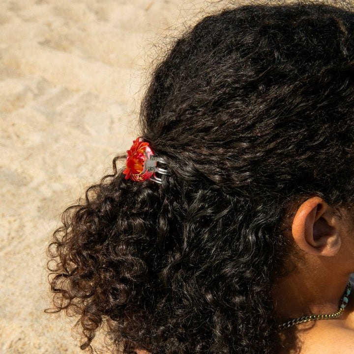 Coucou Suzette Crab Mini Hair Claw - Model Tragebild