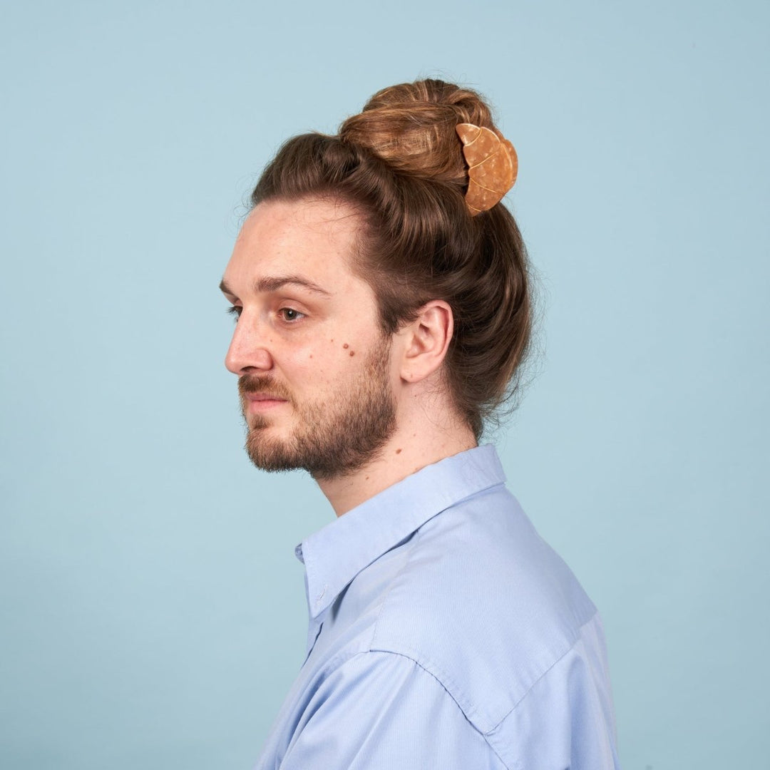 Coucou Suzette Croissant Hair Claw - Männliches Model