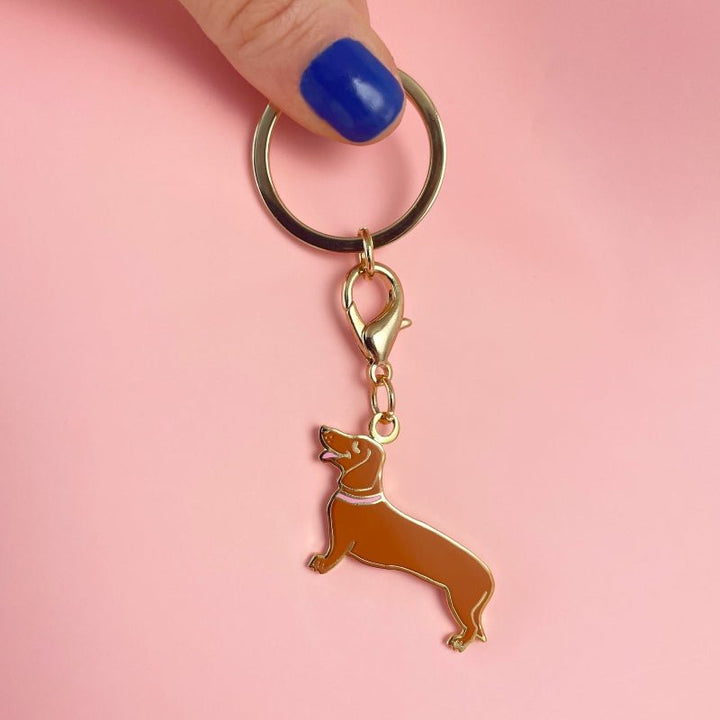 Coucou Suzette Dachshund Key Ring / Pet Tag - Produktbild mit Handmodel