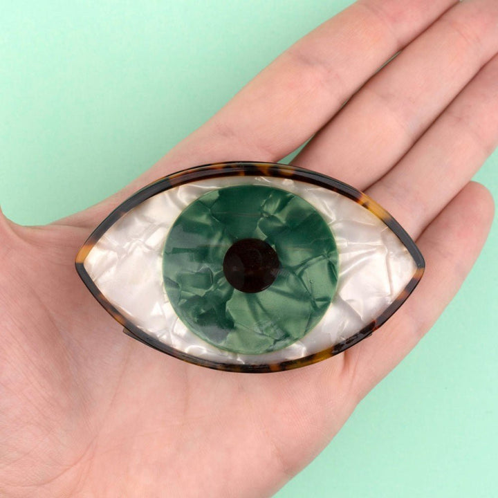 Coucou Suzette Eye Hair Claw – Green - Produktbild mit Handmodel