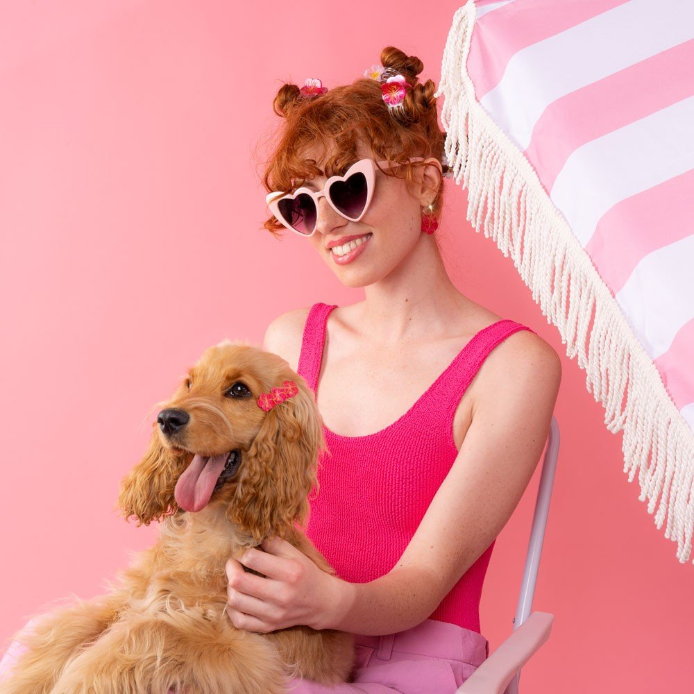 Coucou Suzette Hibiscus Mini Hair Claw - Model mit Hund