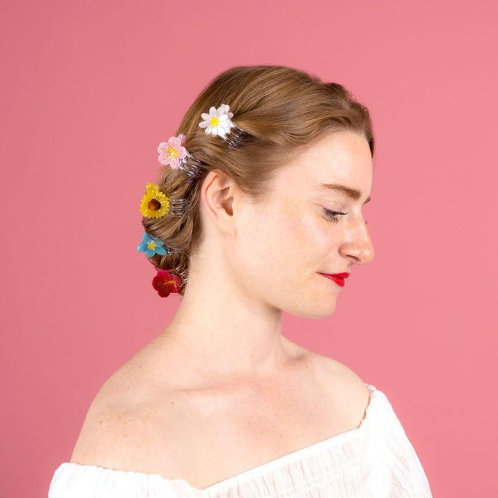 Coucou Suzette Hibiscus Mini Hair Claw - Model mit Blumen Kollektion