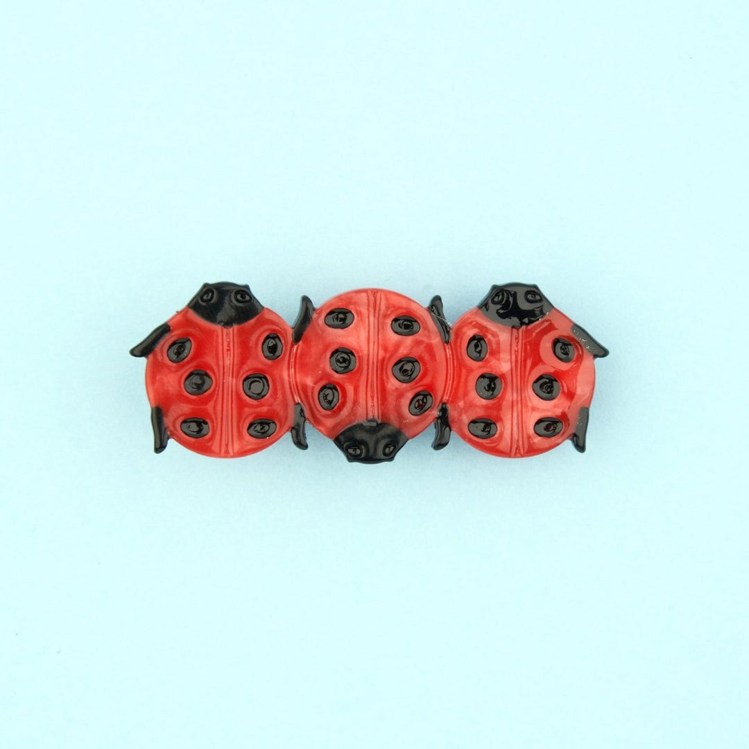 Coucou Suzette Ladybug Hair Clip - Produktbild hellblauer Hintergrund