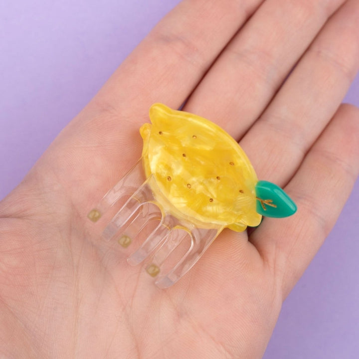 Coucou Suzette Lemon Mini Hair Claw - Handmodel Produktfoto