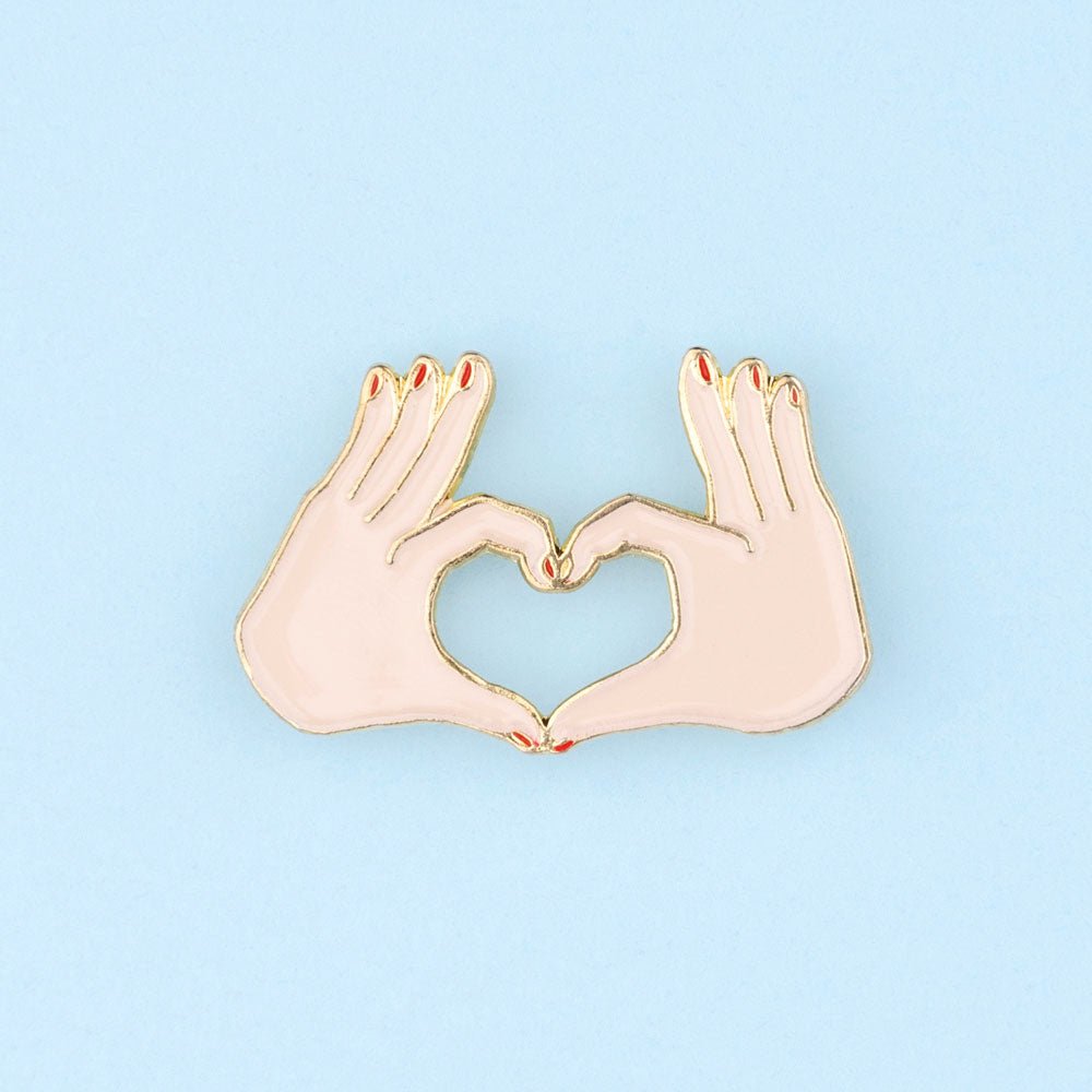 Coucou Suzette Love Pin White - Produktbild hellblauer Hintergrund