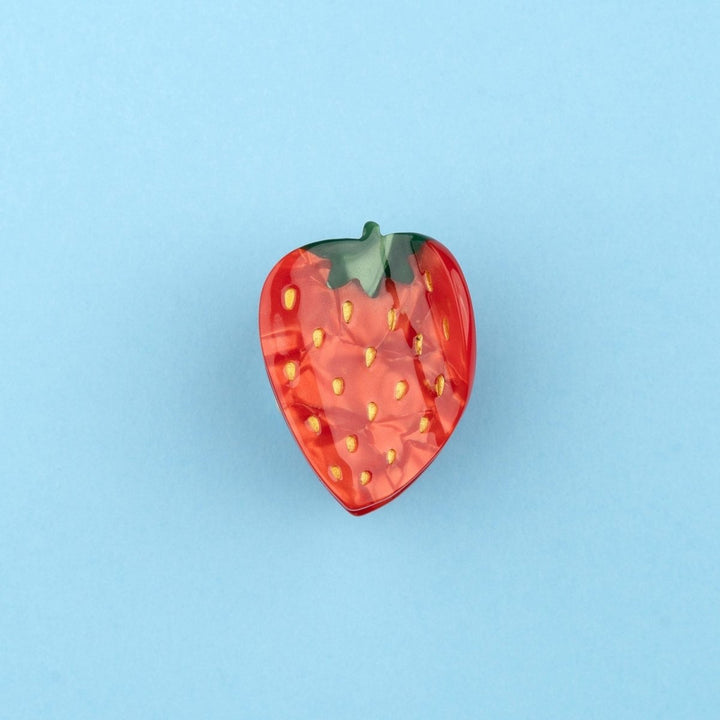 Coucou Suzette Strawberry Hair Claw - Produktbild blauer Hintergrund