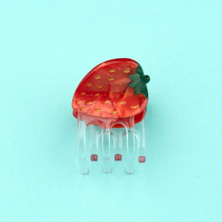 Coucou Suzette Strawberry Mini Hair Claw - Produktbild türkiser Hintergrund