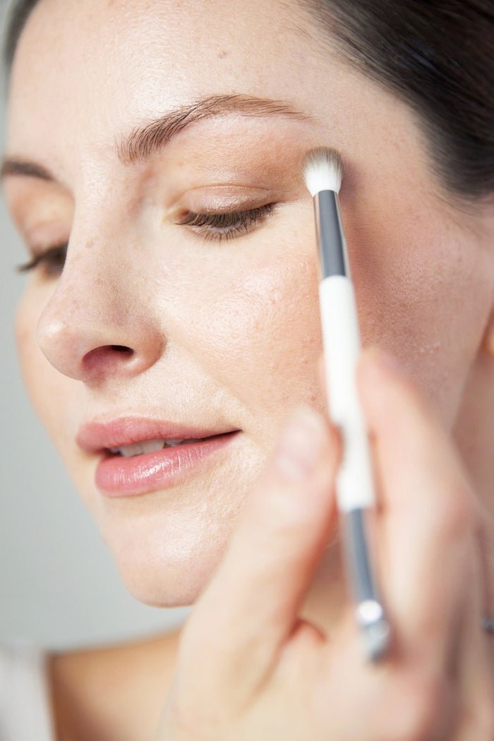 Rice Powder Blush & Bronzer Roma wird auf Gesicht aufgetragen