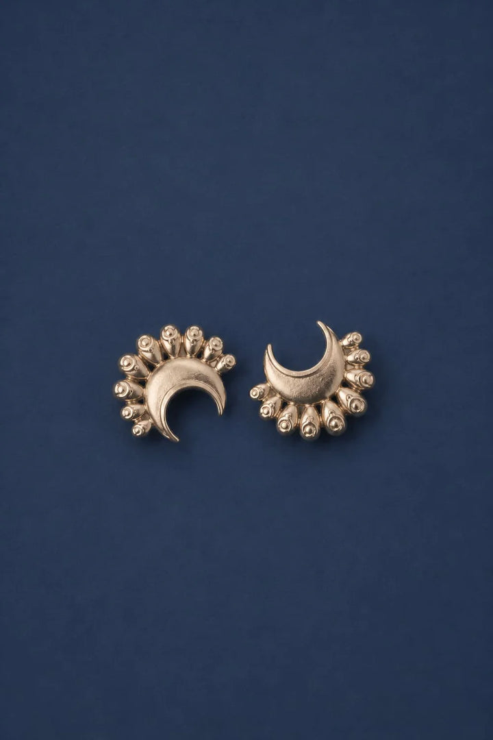 Nerina Studs von Waekura - auf blauem Untergrund